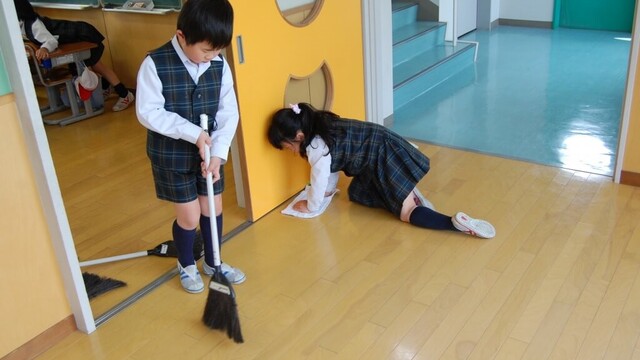 Siswa di Jepang Membersihkan Sekolah Sendiri